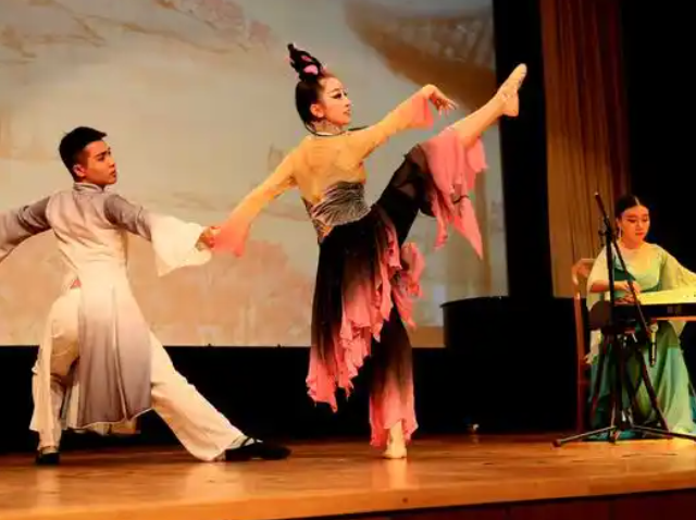 学生拓展学术视野师生双向精进一起生长育人润物无声
